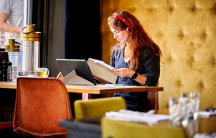 Vrouw in een restaurant